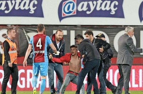 Фанат избил судью на матче турецкой Суперлиги