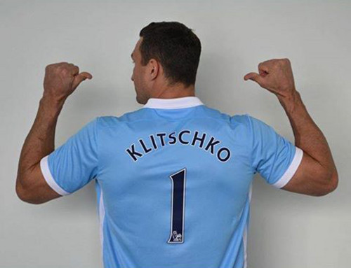 Манчестер Сити подарил футболку Владимиру Кличко