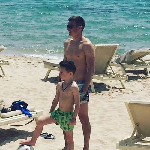 Ротань с сыном сыграли в футбол на пляже
