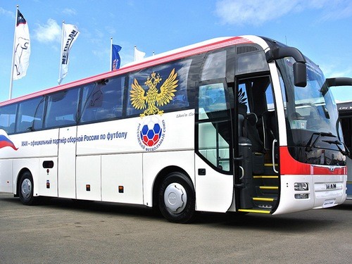 Фанаты сборной России пытались остановить автобус команды