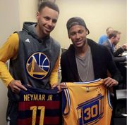 Неймар и Карри обменялись футболками