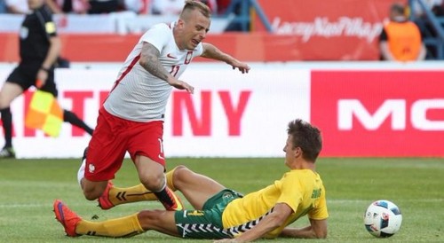 Полузащитник сборной Польши получил травму в матче с Литвой