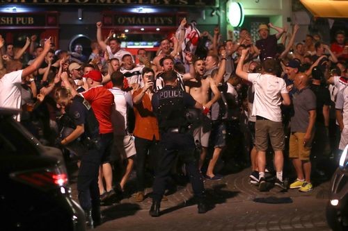 Английские болельщики устроили драку в Марселе