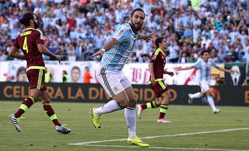 КА. Аргентина и Чили выходят в полуфинал с разгромами