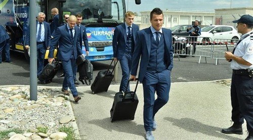 После матча с Польшей сборная Украины сразу вылетит в Киев