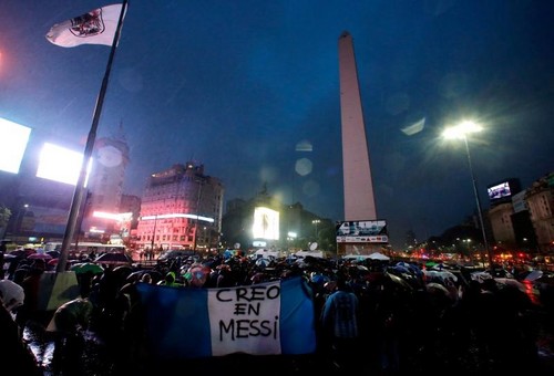 Аргентинские болельщики вышли на митинг в поддержку Месси