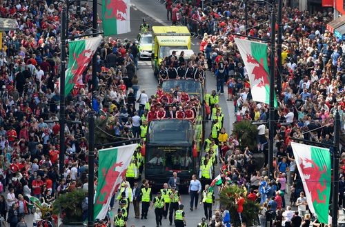 200 тысяч болельщиков встретили сборную Уэльса в Кардиффе