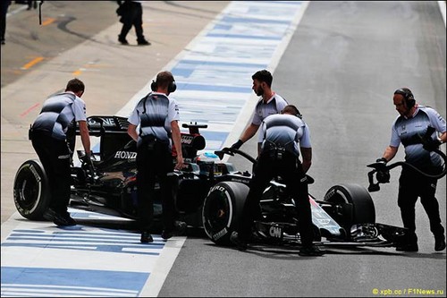 В McLaren нарушили правило комендантского часа