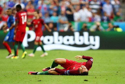 Криштиану Роналду травмировался в финале Евро