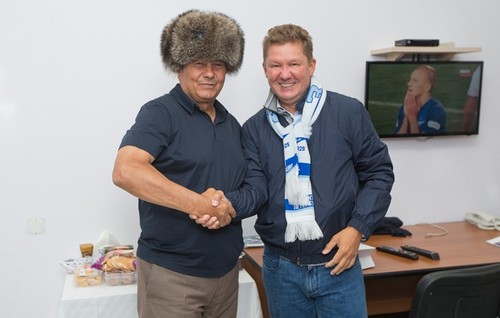 Глава Газпрома подарил Луческу шапку-ушанку