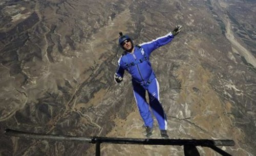Экстремал совершил прыжок с высоты 7600 без парашюта