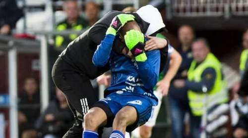 Агрессивный фанат атаковал шведского вратаря во время матча
