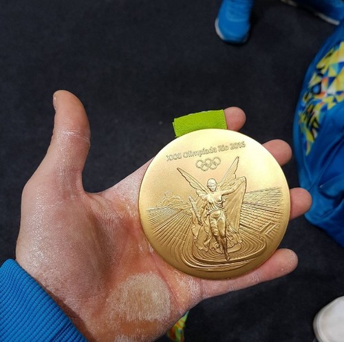 Фото дня: Золотая медаль Рио в руках Олега Верняева