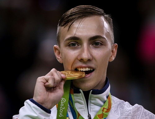 Олимпийский чемпион выставил на аукцион телефон, чтобы помочь школе