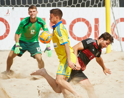 Пляжный футбол: Украина обыгрывает Германию и сыграет против Испании