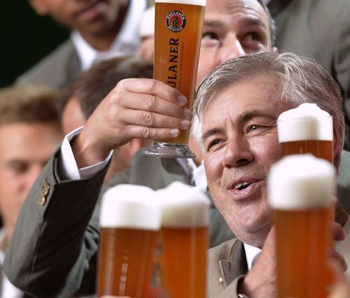 Карло Анчелотти выпил пива с игроками Баварии