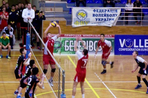 Локомотив и Барком-Кажаны одерживают уверенные победы