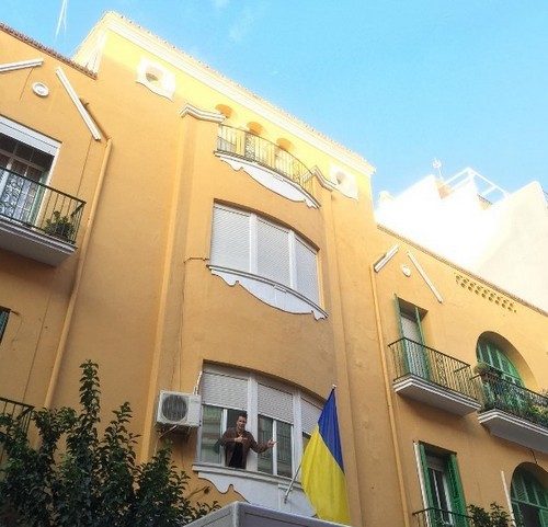 Коноплянка в Испании сфотографировался с флагом Украины
