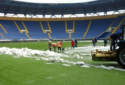 На Металлисте вручную чистят снег перед игрой с Черноморцем