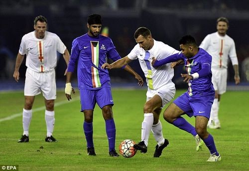 Шевченко сыграл за сборную легенд футбола в Кувейте