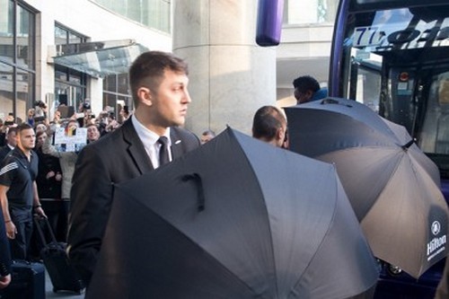 Челси в Киеве защищали зонтиками