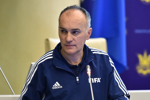 Інструктор ФІФА проводить семінар для українських тренерів