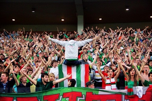 Фанат Локомотива сбежал от стюардов в стиле Спайдермена