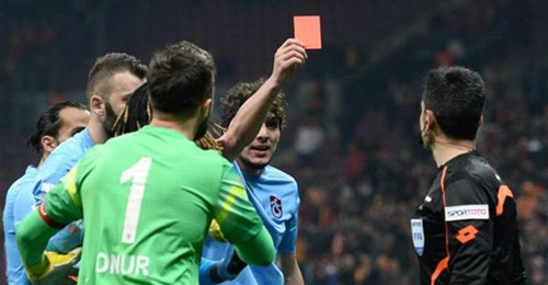 Игрок показал красную карточку арбитру