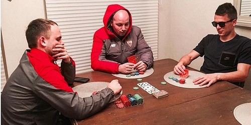 Коноплянка играет в покер в Севилье