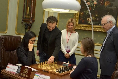 Луческу сделает первый ход в шахматной партии Ифань-Музычук