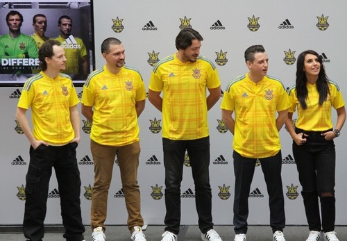 ФОТО ДНЯ: В Киеве представили новую форму сборной Украины