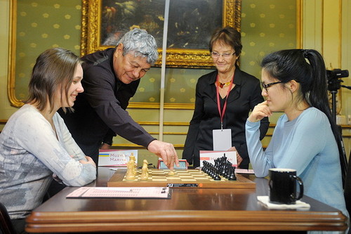 Мирча Луческу открыл 6-ю партию матча за шахматную корону