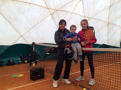 В Одессе тренируется двухлетний теннисист