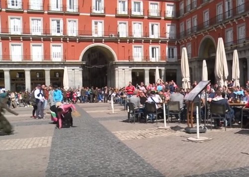 Фанаты ПСВ издевались над нищенками в Мадриде