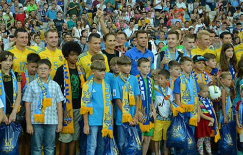 В понедельник сборная Украины откроет двери для болельщиков
