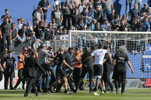 Фанаты Бастии выбежали на поле и атаковали футболистов Лиона