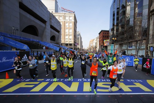 Adidas извинился за поздравление участникам Бостонского марафона