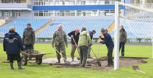 Представители Динамо помогли Николаеву привести в порядок газон
