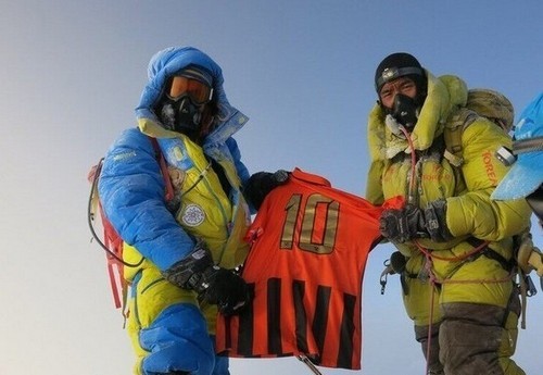 Футболку Шахтера подняли на Эверест