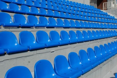 На стадионе Динамо начали устанавливать новые сиденья