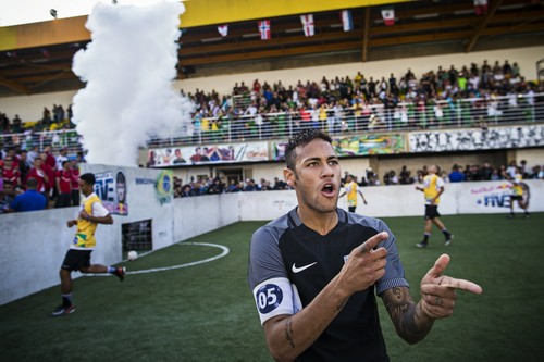 Неймар приветствует украинцев на Мировом финале Neymar Jr's Five
