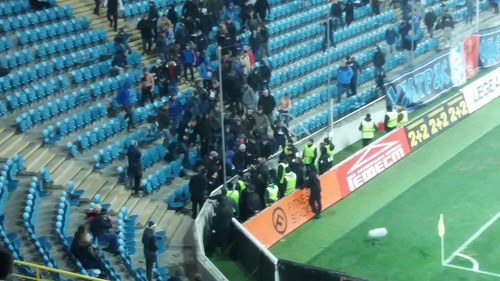 Фанаты устроили драку с полицейским на матче Черноморец - Ворскла