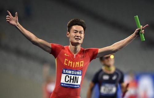 Китайский спринтер на 100-метровке обогнал самолет