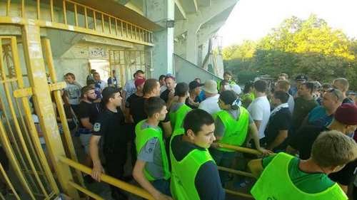 Болельщики Динамо подрались с полицией перед игрой с Ворсклой