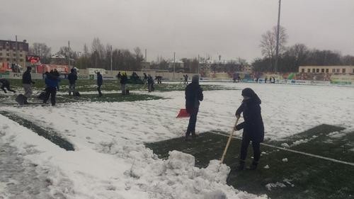 Игроки московского Динамо взялись за лопаты перед игрой с Тосно