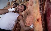 Хьюи Фьюри готовится к бою с Паркером на скотобойне