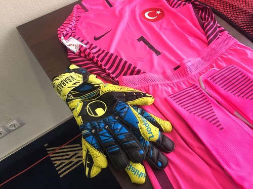У голкиперов матча Украина – Турция почти одинаковые перчатки