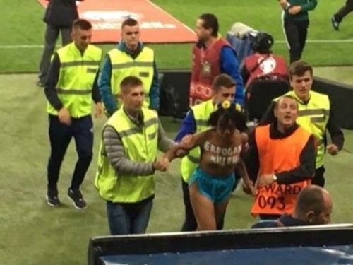 Задержанную на матче Украина-Турция голую Femen отпустили