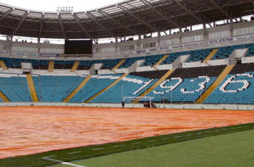 На стадионе в Одессе стимулируют рост травы