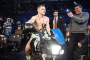 ФОТО ДНЯ: Беринчик подъехал к рингу на мотоцикле